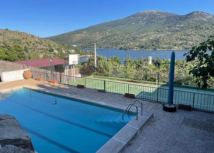 Con Piscina, Jacuzzi Y Basket Junto Al De El Burguillo *