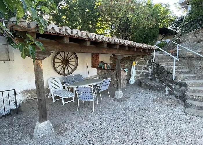 Con Piscina, Jacuzzi Y Basket Junto Al De El Burguillo *