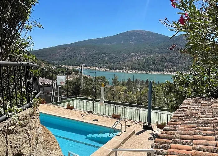 Con Piscina, Jacuzzi Y Basket Junto Al De El Burguillo